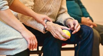 Alzheimer Hastaları İçin Geliştirilen Akıllı Bileklik Umut Oldu: Kayıp Riski ve Kriz Anları İçin Yenilikçi Çözüm
