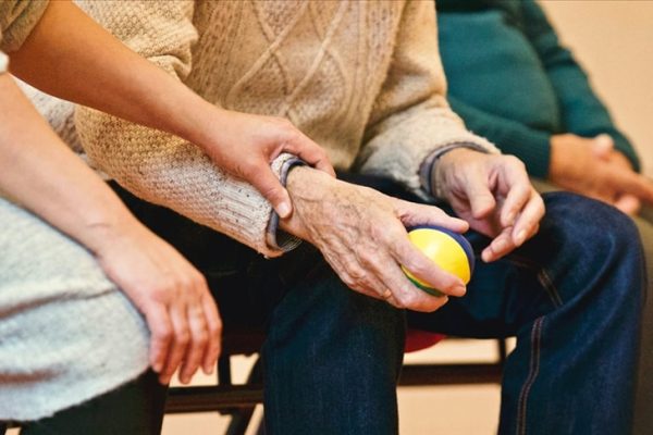 Alzheimer Hastaları İçin Geliştirilen Akıllı Bileklik Umut Oldu: Kayıp Riski ve Kriz Anları İçin Yenilikçi Çözüm