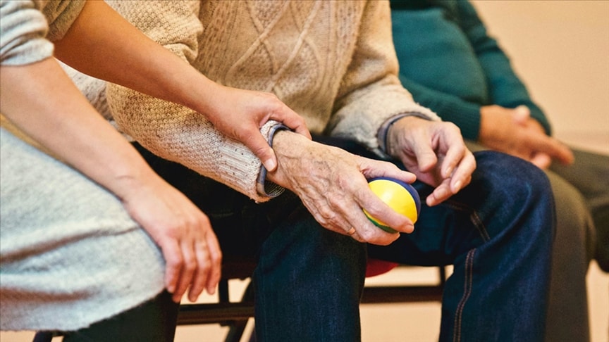Alzheimer Hastaları İçin Geliştirilen Akıllı Bileklik Umut Oldu: Kayıp Riski ve Kriz Anları İçin Yenilikçi Çözüm